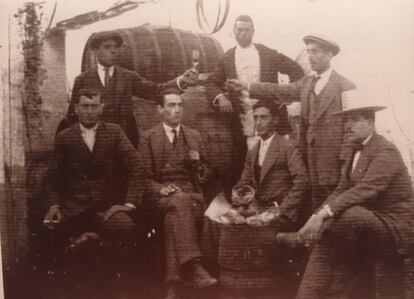 A la derecha, de pie, Ildefonso Montalbán Monge durante la aprobación de una cooperativa vinícola local en Chipiona, en los años treinta en el pueblo gaditano.