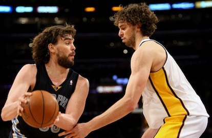 Marc, en los Grizzlies, y Pau durante su tercer enfrentamiento en la NBA, en marzo de 2009. Los Lakers del hermano mayor ganaron 99-89, con 13 puntos, 8 rebotes y 4 asistencias de Pau frente a los 17 puntos, 14 rebotes y 4 aistencias de Marc. 