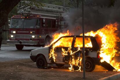 Carro incendiado na avenida Zaki Narchi. 