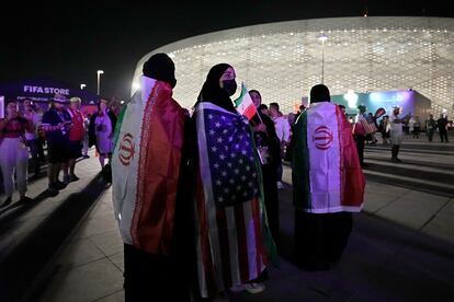 Aficionadas con banderas de EEUU e Irán, a las puertas del estadio Thumama, Doha, minutos antes de arrancar el partido entre las dos selecciones. 