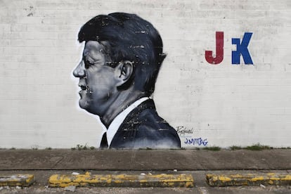 Un mural con el busto de Kennedy en una pared de Dallas.