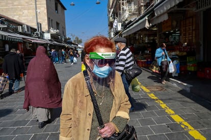 Viandantes en un mercado de Jerusalén el 7 de febrero.