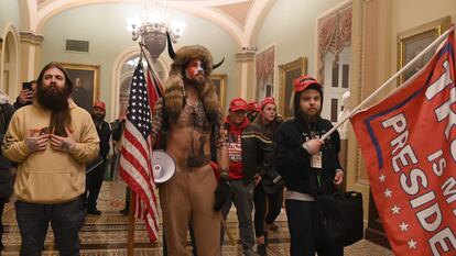 Seguidores de Trump, en el Capitolio, este miércoles.