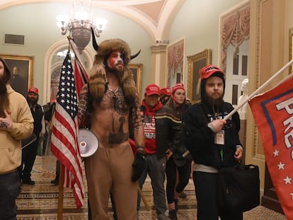 Seguidores de Trump, en el Capitolio, este miércoles.