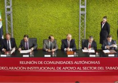 El presidente de Extremadura, José Antonio Monago (i); el presidente de La Rioja, Pedro Sanz (2i); el presidente de Cantabria, Ignacio Diego (3i); el director general de Tabacalera, Fernando Domínguez (3d); el presidente de Canarias, Paulino Rivera (2d); el consejero de Agricultura, Pesca y Medio Ambiente de la Junta de Andalucía, Luis Planas (d), durante la reunión de apoyo al empleo en el sector del tabaco.