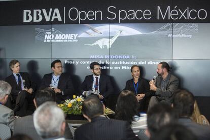Mesa de diálogo con Luis de la Calle (economista), Arturo Luna (VISA), Valeria Moy (México cómo vamos) y Hugo Nájera (BBVA).