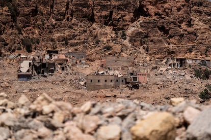 En la localidad de Imi N'Tala, el panorama es igualmente preocupante: el pueblo ha desaparecido prácticamente del mapa. Las casas que solían albergar familias enteras se han reemplazado por barracones y tiendas de campaña, pero estas soluciones temporales se están deteriorando rápidamente.