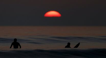 Dos surfistas esperan una gran ola en la playa de La Serena (Chile).