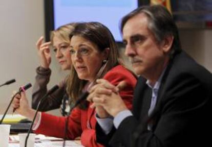 El portavoz de Economía del PSOE, Valeriano Gómez; la portavoz socialista en el Congreso, Soraya Rodríguez, y la secretaria de Economía y Empleo del partido, Inmaculada Rodríguez Piñeiro (d-i). EFE/Archivo