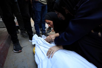 Ciudadanos gazatíes lloran la muerte de una de las víctimas en los últimos ataques israelíes sobre Ciudad de Gaza, este jueves. 