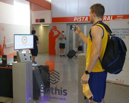 Un jugador del Herbalife Gran Canaria, a la entrada del pabellón.