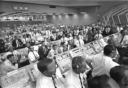 Esta foto proporcionada por la NASA muestra a los controladores de lanzamiento en el Centro Espacial Kennedy, en Florida, durante la misión Apolo 11 a la Luna, en julio de 1969.