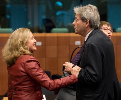 La vicepresidenta primera española, Nadia Calviño, y el comisario europeo de Economía, Paolo Gentiloni, a mediados de octubre.