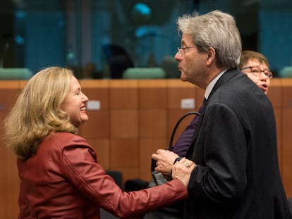 La vicepresidenta primera española, Nadia Calviño, y el comisario europeo de Economía, Paolo Gentiloni, a mediados de octubre.
