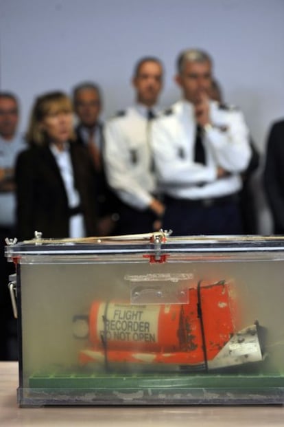 Primer plano de una de las cajas negras durante la rueda de prensa convocada por la Oficina de Investigación y Análisis francesa