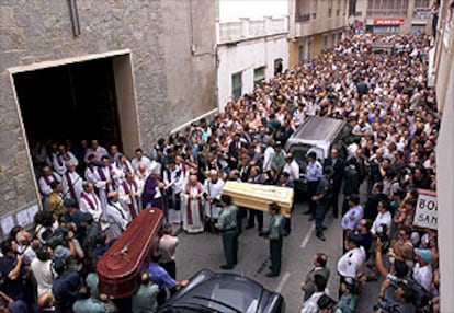 Cientos de personas a la entrada de la iglesia de la Asunción de Santa Pola a la llegada de los dos féretros.