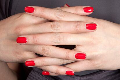 Uñas de sangre y fuego
	

	En Sportmax maquillaron las uñas con un clásico rojo hollywoodiense.