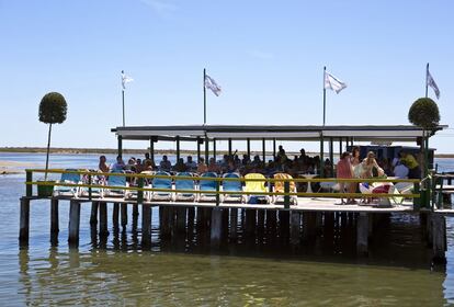 El crucero en golondrina que parte de Sant Carles de la Ràpita y navega por la bahía dels Alfacs culmina en el Chiringuito de la Costa, un restaurante sobre palafitos donde tomar excelentes arroces.