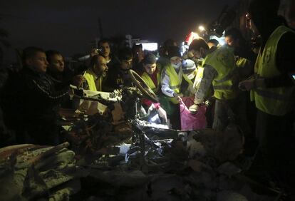 Miembros de la policía inspeccionan los restos de una furgoneta tras una explosión en Choueifat (Líbano).