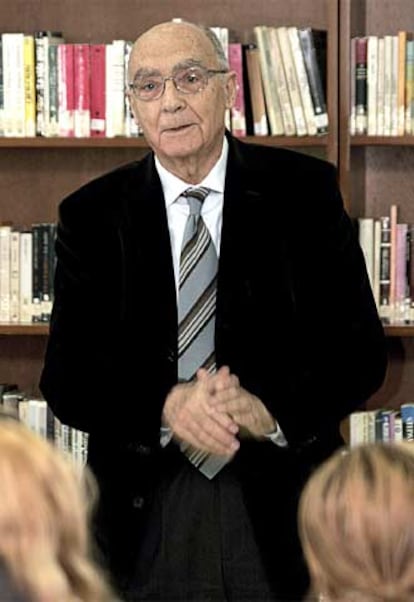 El escritor portugués José Saramago, durante su conferencia dentro del ciclo &#39;Los lunes literarios&#39; en Brieva (Avila).