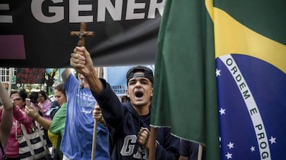 Un joven protesta contra la filósofa feminista Judith Butler, en São Paulo.