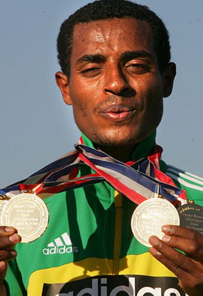 Kenenisa Bekele muestra sus dos medallas de oro.