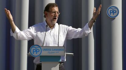 Mariano Rajoy en un míting de campanya a Badalona, diumenge.