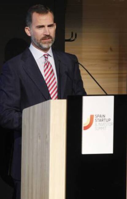 Don Felipe anima a encarar este período de crisis con ganas de superarlo y sin derrotismo durante su discurso de clausura en la sede de la Mutua Madrileña, en Madrid, de la "Spain Startup & Investor Summit", en la que entregó los premios "Spain Startup 2013" a los promotores de diez empresas emergentes.