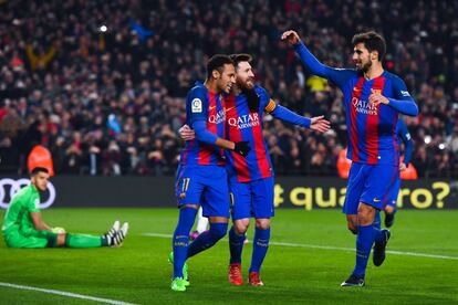 Lionel Messi celebra amb Neymar Jr. i André Gomes el segon gol del seu equip.