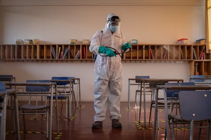 Labores de desinfección de pupitres en el colegio San Ignacio. De momento, cientos de alumnos deben esperar a retomar las clases. El municipio donde está ubicado el San Ignacio, Santiago centro, está de nuevo en cuarentena total. Hasta antes de esta medida, el establecimiento se preparaba para recibir a sus alumnos en cualquier momento, con desinfecciones de las aulas, entre otras medidas. Pero la pandemia de la covid 19 –que atraviesa en Chile uno de sus peores momentos– ha frustrado nuevamente los planes.