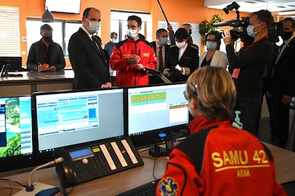 El primer ministro francés, Jean Castex, charla con el personal del servicio de urgencias de un hospital de Saint-Etienne.