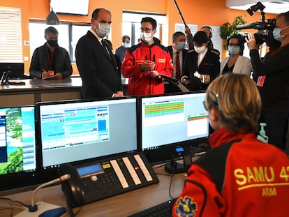 O primeiro-ministro da França, Jean Castex, conversa com funcionários de um pronto-socorro em Saint-Etienne (sudeste).