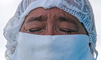 Una paciente infectada por el coronavirus llora antes de ser trasladada a un hospital en la ciudad de Breves (Brasil). 