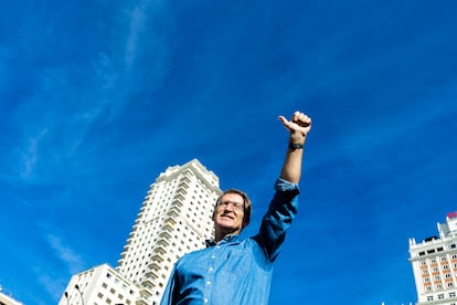 Alberto Núñez Feijóo, líder del Partido Popular, saluda a los asistentes de la protesta.