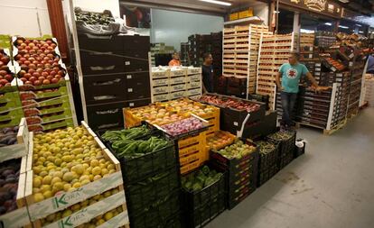 Puesto de venta de fruta en Mercamadrid.