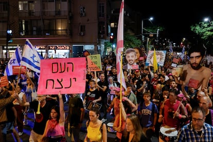 Manifestantes para pedir la liberación de los rehenes que permanecen en Gaza, este jueves en Tel Aviv.