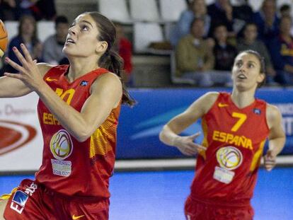 Marta Xargay y Alba Torrens, en un contraataque