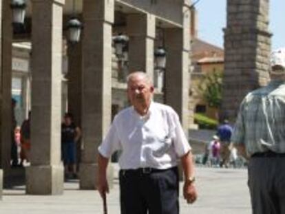 Un jubilado camina cerca del acueducto de Segovia.