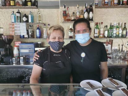 Erika Ortega (derecha) con su empleada Nati este lunes en el bar Popy 2. 