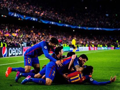 Los jugadores del Barcelona celebran la remontada ante el PSG.