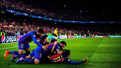 Los jugadores del Barcelona celebran la remontada ante el PSG.