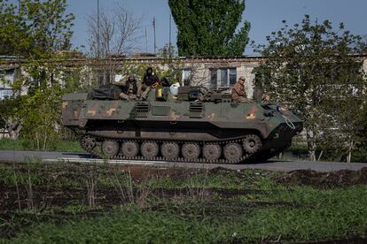 Un tanque del Ejército de Ucrania el martes en dirección a Lisichansk, la ciudad cercada por los rusos en el este del país. 
