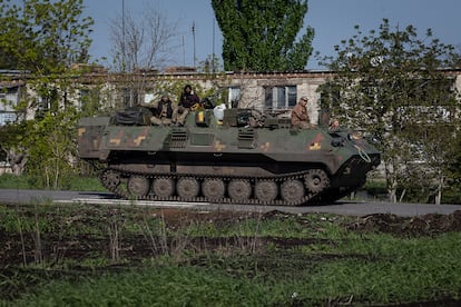 Un tanque del Ejército de Ucrania el martes en dirección a Lisichansk, la ciudad cercada por los rusos en el este del país.