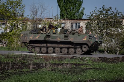 Un tanque del Ejército de Ucrania el martes en dirección a Lisichansk, la ciudad cercada por los rusos en el este del país. 
