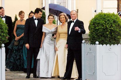 En la Cena de Gala celebrada en el Palacio de El Pardo como parte de las celebraciones de la Boda Real, Sofía de Grecia lució un modelo de Manuel Pertegaz.