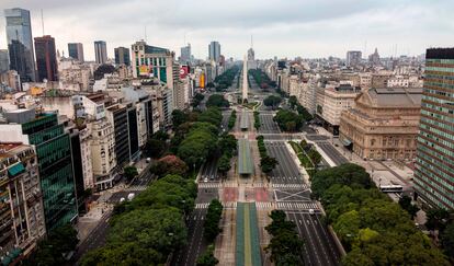 Vista aérea da avenida 9 de Julho de Buenos Aires, durante o confinamento.