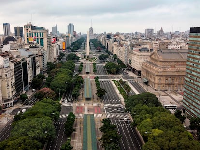 Vista aérea da avenida 9 de Julho de Buenos Aires, durante o confinamento.