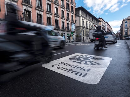 Logotipo de Madrid Central en la calle Mayor.