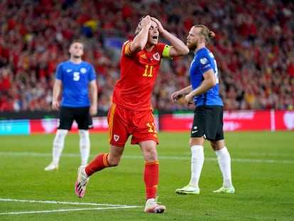 Gareth Bale lamenta una ocasión fallada en el partido de Gales contra Estonia.