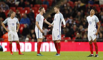 Los jugadores británicos se lamentan tras el empate de España.